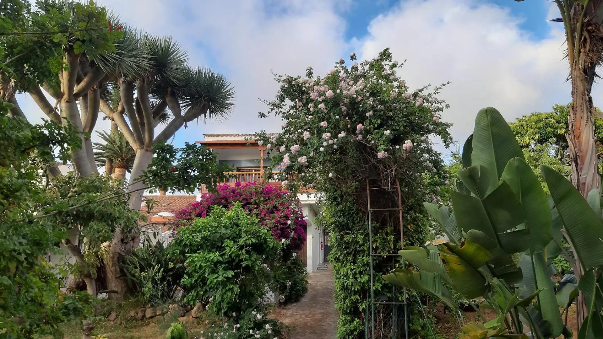 Habitacion Con Balcon Y Banos Privados. Tacoronte